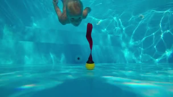 Spelletjes Voor Kinderen Het Zwembad Een Kleine Schattige Jongen Zinken — Stockvideo