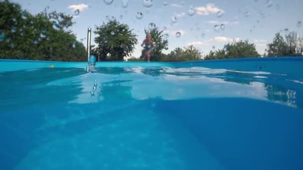 Salta Agua Chico Saltando Agua Disparo Bajo Agua Movimiento Lento — Vídeos de Stock