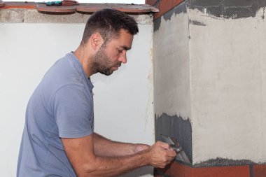 Adam çimento bir mala ile uygulanır.