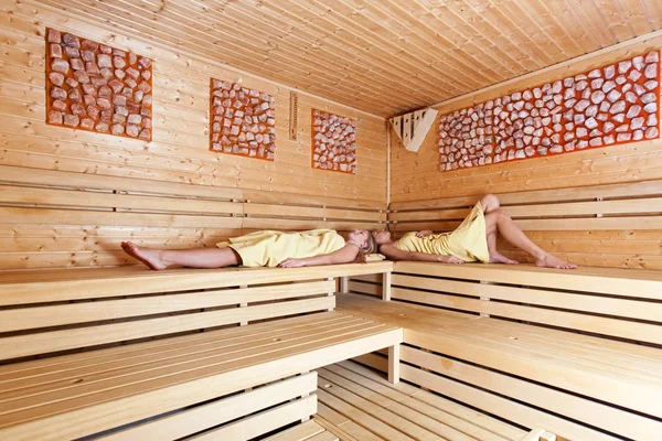 Güzel genç kız olsun birlikte gevşeme spa alanında kullanmak için. Rahatlatıcı bir sauna Banyosu.