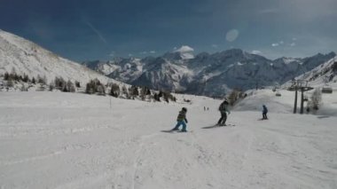 Küçük çocuk Alps.Son içinde ne zaman Kayak Kayak. Onlar ebeveynleri ile Kayak öğrenmek.