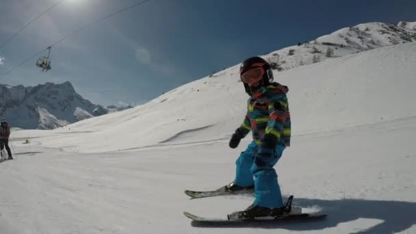 Mały Chłopiec Jazda Nartach Alps Son Podczas Jazdy Nartach Uczą — Wideo stockowe