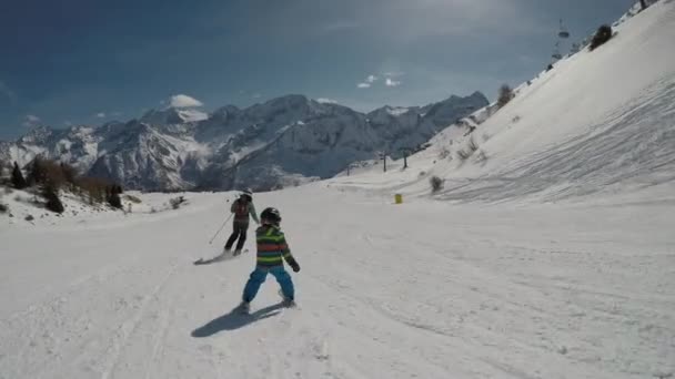 Mały Chłopiec Jazda Nartach Alps Son Podczas Jazdy Nartach Uczą — Wideo stockowe