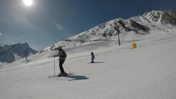 小男孩在阿尔卑斯山滑雪 孩子滑雪时 他们学着和父母一起滑雪 — 图库视频影像