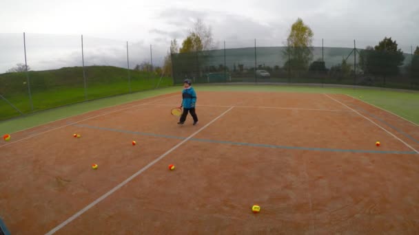 Rapazinho Jogar Ténis Treino Ténis Para Uma Criança Lição Tênis — Vídeo de Stock