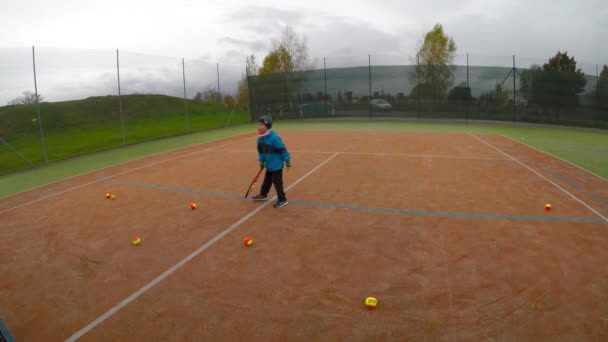Liten Pojke Spela Tennis Tennis Träning För Barn Tennis Lektion — Stockvideo