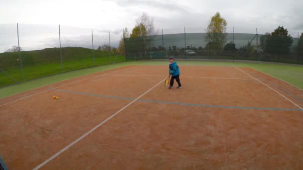 Mały Chłopiec Grając Tenisa Szkolenie Tenisowe Dla Dziecka Beckend Forhend — Wideo stockowe
