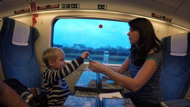 Una Giovane Madre Suo Figlio Viaggiano Treno Donna Bambino Giocano — Video Stock