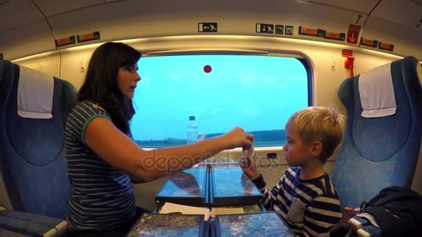 Egy Fiatal Anya Fia Vonattal Gyermek Kártyázásnak Vonaton Utazás Közben — Stock videók