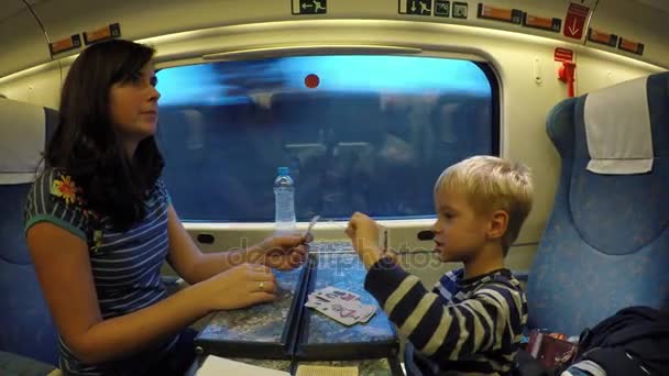 Молодая Мать Сын Путешествуют Поезде Женщина Ребенок Играют Карты Игры — стоковое видео