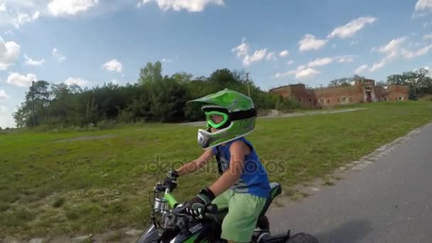 Een Kleine Jongen Rijdt Zijn Elektrische Atv Quad Een Jongen — Stockvideo