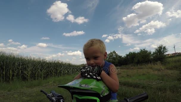 Malý Chlapec Jezdí Jeho Elektrický Atv Quad Chlapec Jízda Čtyřkolce — Stock video