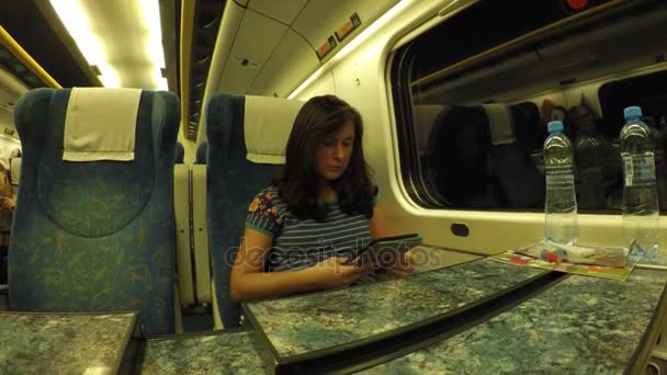 Νεαρή Γυναίκα Που Ταξιδεύουν Τραινα Νεαρή Γυναίκα Παίρνει Μια Στιγμή — Αρχείο Βίντεο