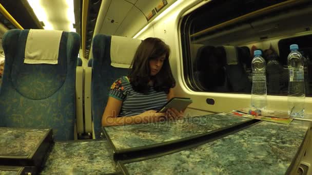 Молодая Женщина Путешествует Поезде Молодая Женщина Занимает Некоторое Время Прочитать — стоковое видео