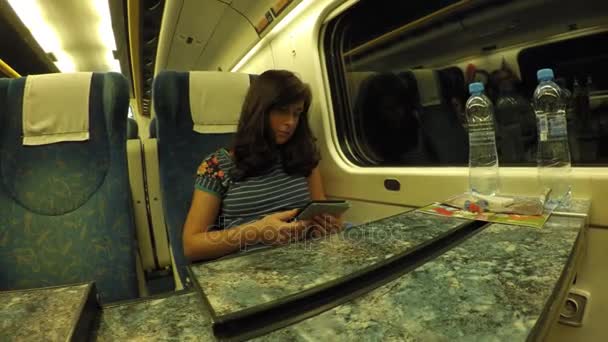 Mujer Joven Viajando Trenuna Mujer Joven Está Tomando Tiempo Para — Vídeos de Stock