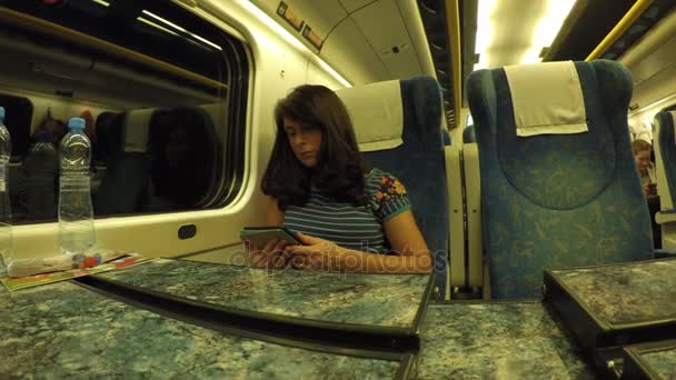 Mujer Joven Viajando Trenuna Mujer Joven Está Tomando Tiempo Para — Vídeo de stock