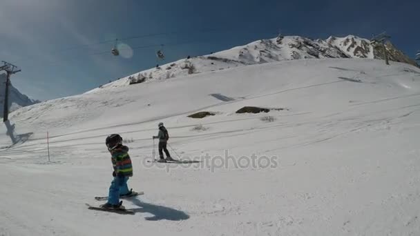 Mały Chłopiec Jazda Nartach Alps Son Podczas Jazdy Nartach Uczą — Wideo stockowe