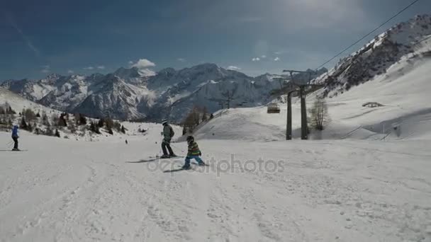 小男孩在阿尔卑斯山滑雪 孩子滑雪时 他们学着和父母一起滑雪 — 图库视频影像