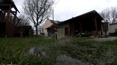 Çocuk iyi bir sürüş sahiptir. Su birikintileri bir bisiklet sürüş. Ağır çekim.