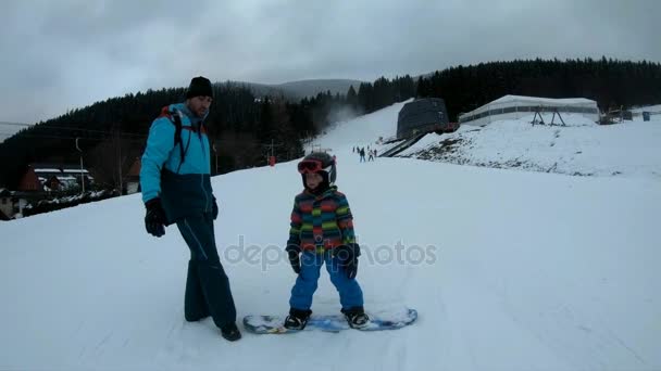 Jongetje Leert Rijden Een Snowboard Vader Zoon Genieten Van Een — Stockvideo