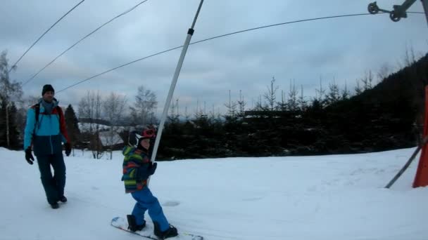 Niño Aprende Montar Una Tabla Snowboard Father Hijo Disfrutan Día — Vídeo de stock