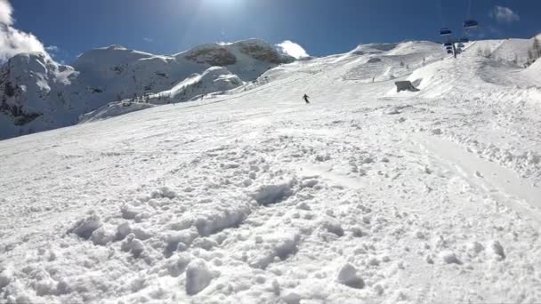Hombre Disfruta Esquiando Estación Alpina Esquiador Rociando Nieve Cámara Imágenes — Vídeo de stock