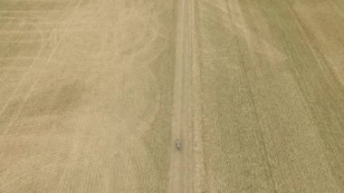 Küçük çocuk Bisiklete binmek. Çocuk bisiklet yolu boyunca Bisiklete binmek. Havadan görünümü. Stabilize video.
