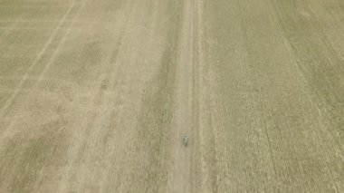 Küçük çocuk Bisiklete binmek. Çocuk bisiklet yolu boyunca Bisiklete binmek. Havadan görünümü. Stabilize video.