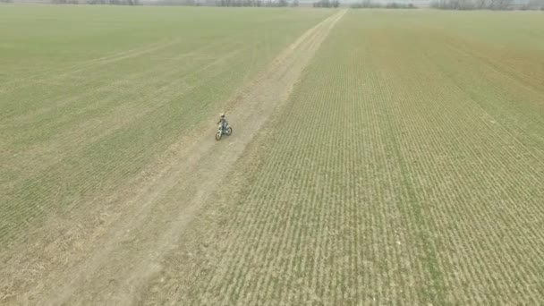 Ragazzo Sella Una Bicicletta Ragazzo Sella Una Bicicletta Lungo Pista — Video Stock