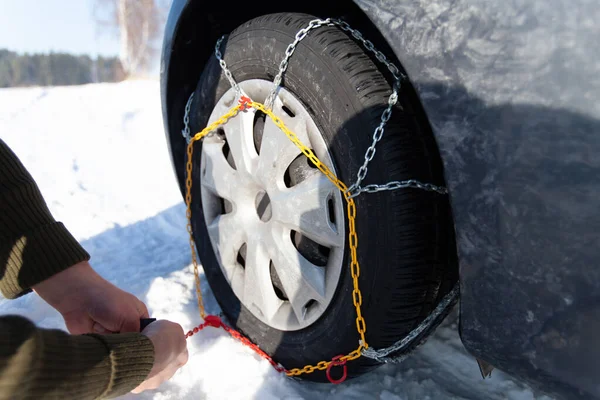 Verwendung von Schneeketten. — Stockfoto