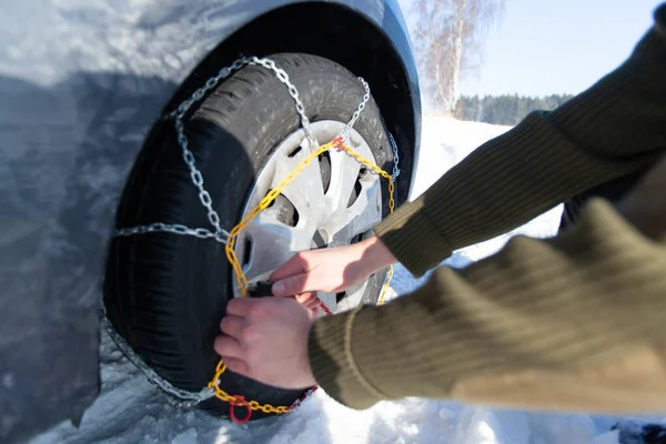 Gebruik van sneeuwkettingen. — Stockfoto