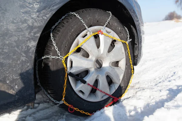 Användning av snökedjor. — Stockfoto