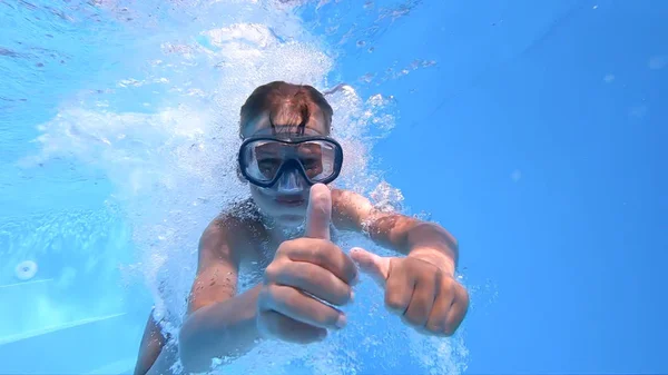 Дитина плаває під водою — стокове фото