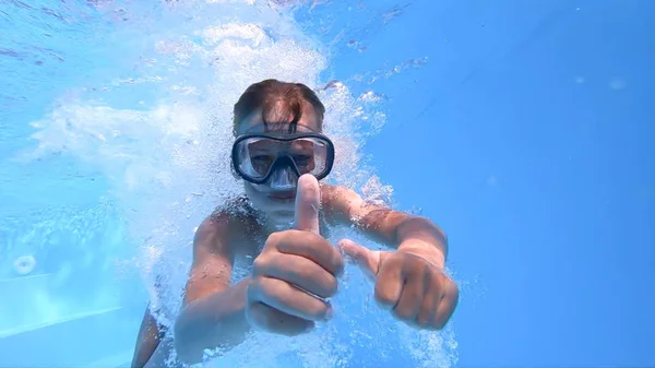 Il bambino galleggia sott'acqua — Foto Stock