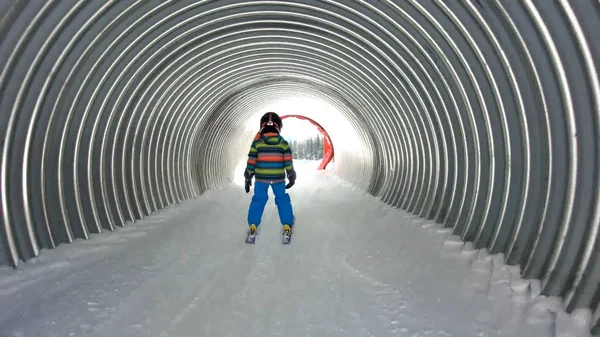 En liten pojke på en skicross spår — Stockfoto