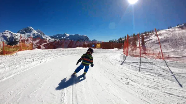 Um rapazinho numa pista de skicross — Fotografia de Stock