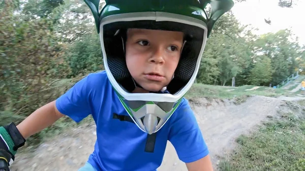 Un ragazzo gode di un giro sulla pista BMX — Foto Stock