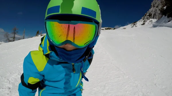 Un niño esquiando. Tiro de la cara de un esquiador —  Fotos de Stock