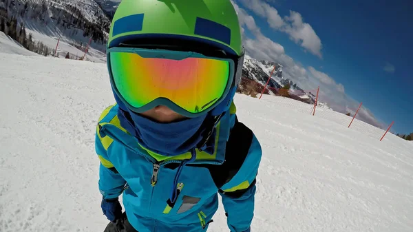 En liten pojke som åker skidor. Skott av en skidåkares ansikte — Stockfoto