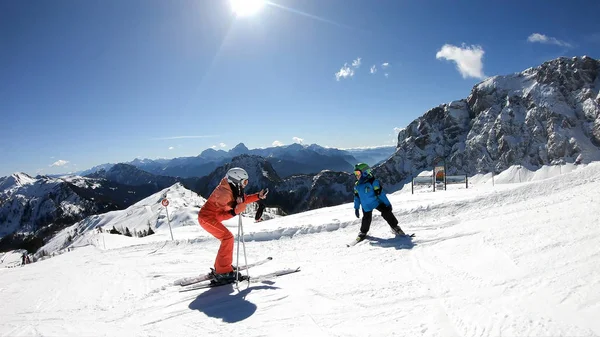 Активный отдых зимние альпы. Мама фотографирует на мобильный телефон — стоковое фото