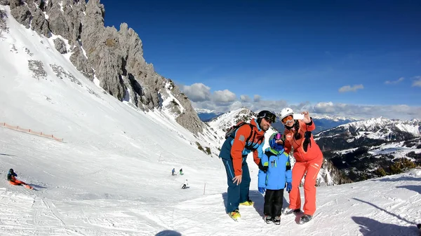 Семейный отдых на горнолыжном курорте. Родители делают селфи с альпийской панорамой. — стоковое фото