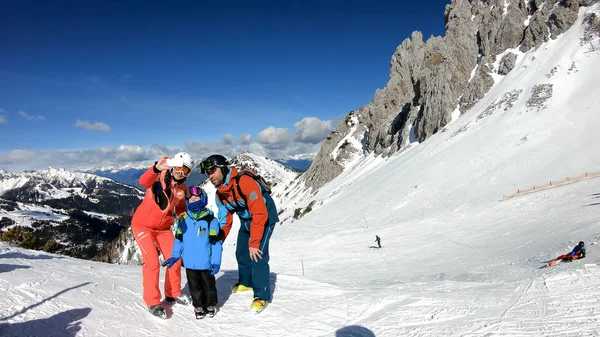 家人在滑雪胜地度假.与高山全景自拍的父母. — 图库照片
