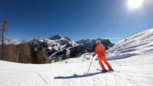 Bonita mujer esquiando. Chica joven disfrutando esquiando . —  Fotos de Stock