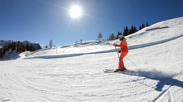Vacker kvinna som åker skidor. Ung flicka njuter av skidåkning. — Stockfoto