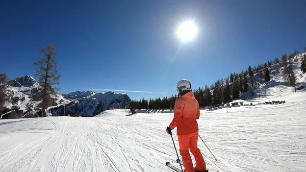 Mooie vrouw aan het skiën. jong meisje genieten van skiën. — Stockfoto
