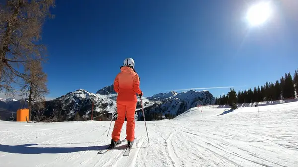 Vacker kvinna som åker skidor. Ung flicka njuter av skidåkning. — Stockfoto