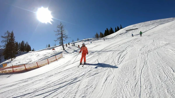 Pretty woman skiing. Young girl enjoying skiing. — ストック写真