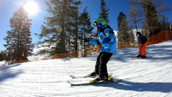 Ένα μικρό αγόρι σε μια πίστα skicross — Φωτογραφία Αρχείου