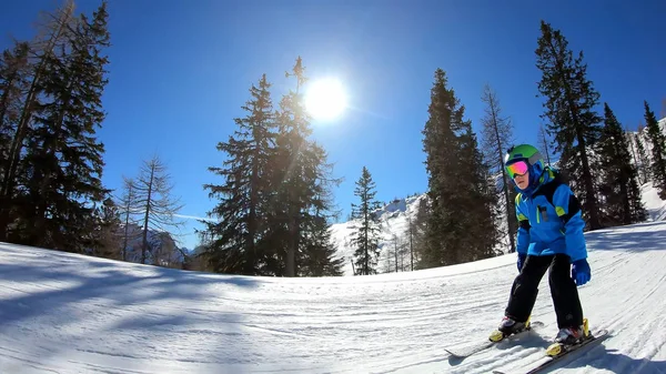 En liten pojke på en skicross spår — Stockfoto