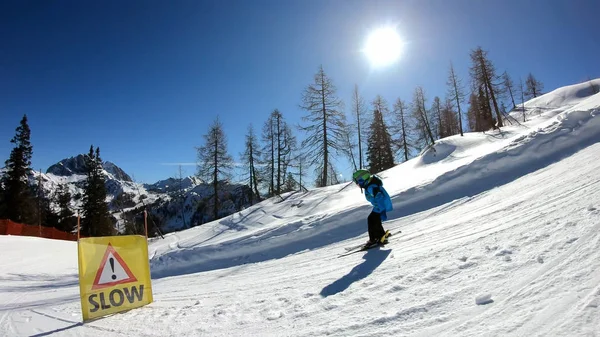 Un ragazzino su una pista di skicross — Foto Stock